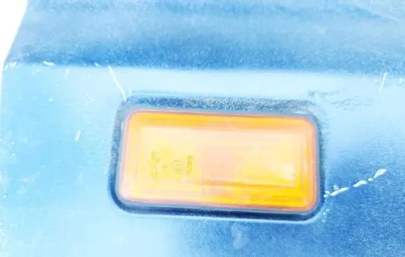 Front fender indicator light