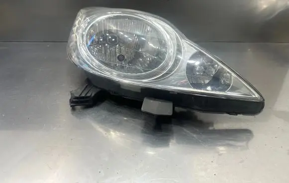 Peugeot 107 Headlight/headlamp 811100H030 89033104