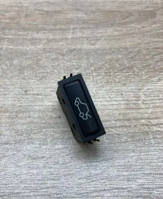 BMW 5 E39 Tailgate/boot open switch button 8365579