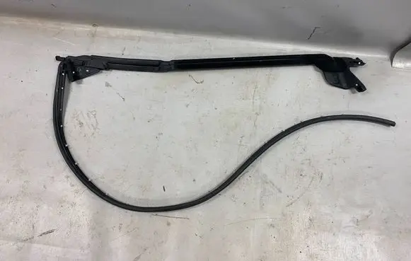 BMW M8 F91 F92 G14 G15 Front door rubber seal 7435420