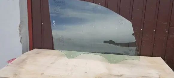 Volkswagen Touareg III Front door window glass four-door
