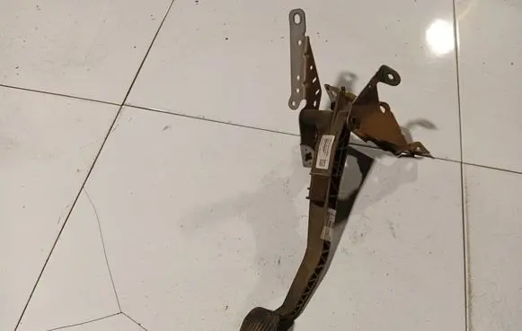 Ford Focus C-MAX Clutch pedal 3M517B633EK