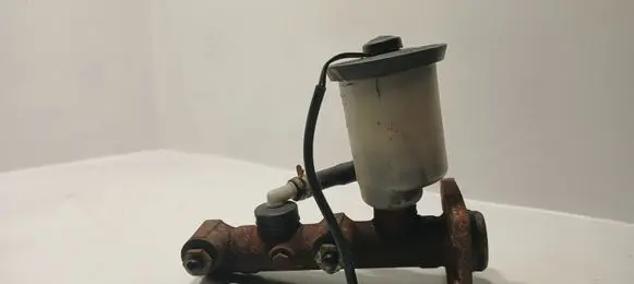 Toyota Land Cruiser (BJ70) Master brake cylinder