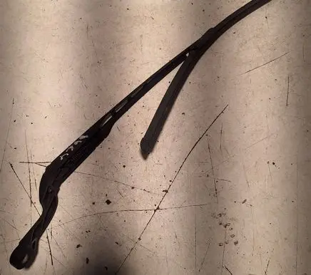 Front wiper blade arm