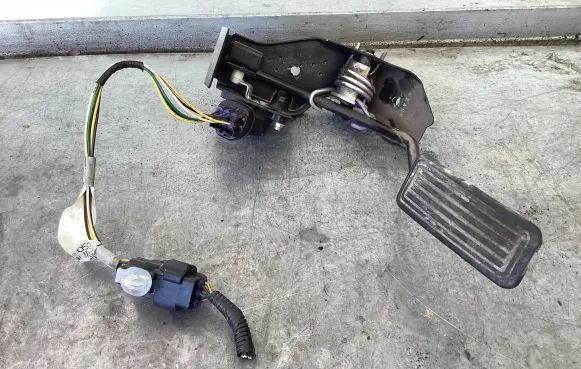 Toyota Corolla E120 E130 Accelerator throttle pedal 82223