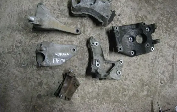 Ford Fiesta Engine mounting bracket