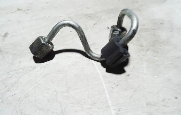 Volkswagen PASSAT B6 Fuel injector supply line/pipe 