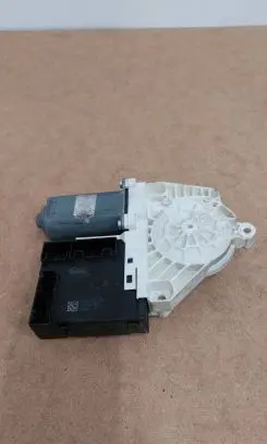 Volkswagen PASSAT CC Front door window regulator motor 3C0959792C