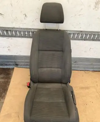 Volkswagen Touran I Front driver seat 