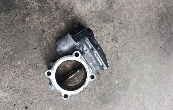 Opel Astra J Throttle valve 55567728