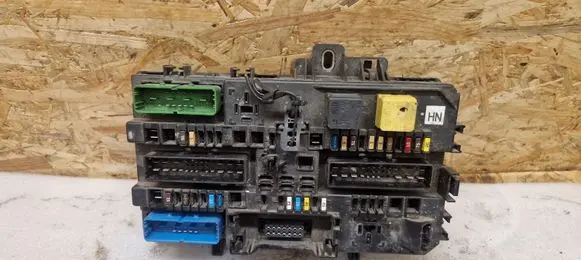 Opel Zafira B Fuse module 13220829