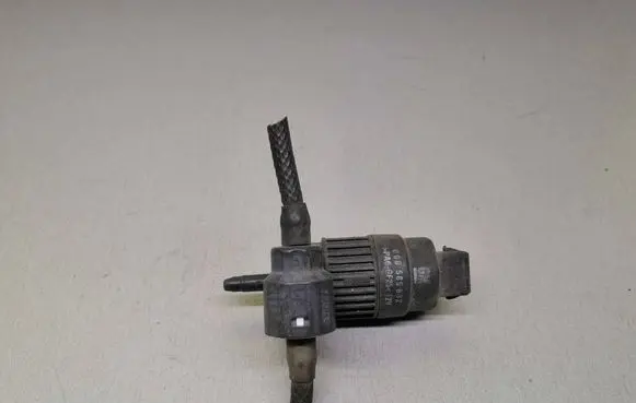 Opel Omega B2 Windscreen/windshield washer pump 090586632