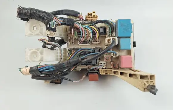 Toyota Yaris Fuse module 8273052700