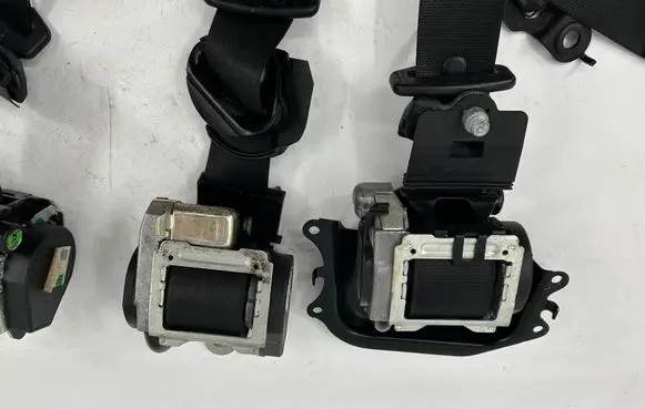 Mercedes-Benz E W211 Front seatbelt 2118600186 2118600685 2118600286