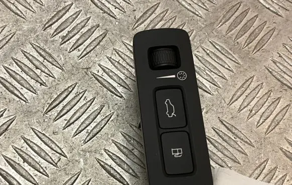 Tailgate opening switch