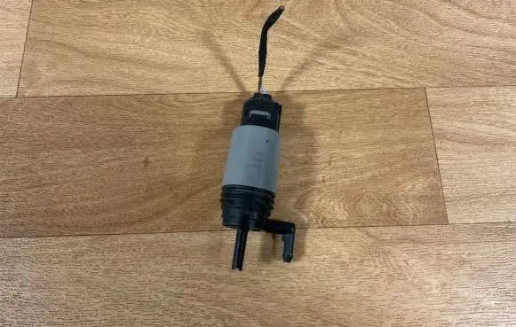 BMW 5 E60 E61 Windscreen/windshield washer pump 6934159 23557610