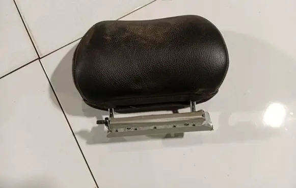 Volvo S60 Front seat headrest