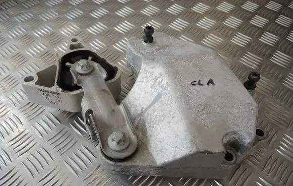 Mercedes-Benz CLA C117 X117 W117 Engine mounting bracket A2702230002