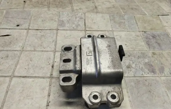 Skoda Octavia Mk2 (1Z) Engine mount bracket 1K0199555