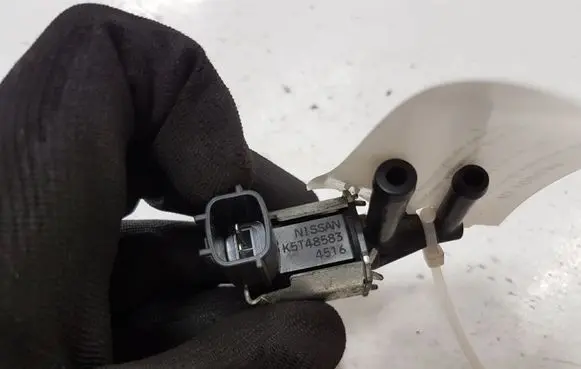 Nissan Juke I F15 Vacuum valve K5T48583