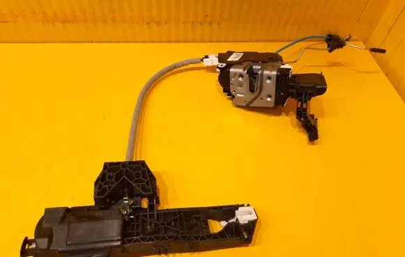 Mercedes-Benz A W176 Front door lock A1667200435 A2040085899 A2047601800