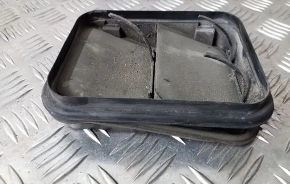 Opel Vivaro Quarter panel pressure vent 8200003575 91166963