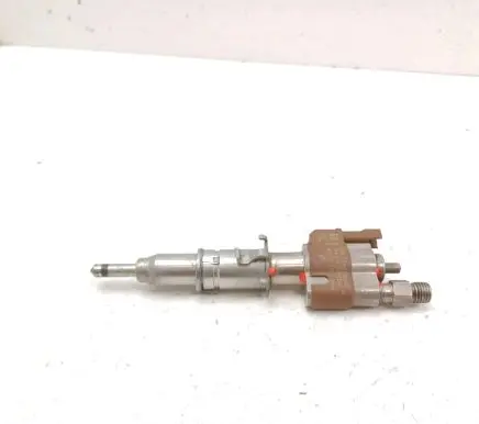 BMW 7 F01 F02 F03 F04 Fuel injector 7585261