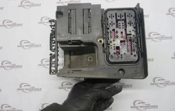 Volkswagen PASSAT Fuse box cover 1K0907361B