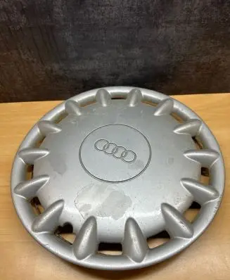 Audi A4 S4 B5 8D R15 wheel hub/cap/trim 8D0601147B