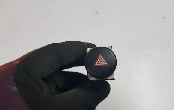 Seat Leon (1P) Hazard light switch 5P0953235BIAUTOPI 5P0953235B