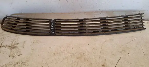 Volkswagen PASSAT B5 Front bumper lower grill 3B0853677B