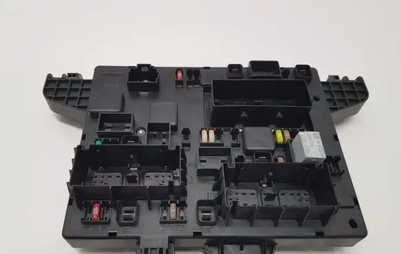 Opel Astra J Relay mounting block 13368651 365927271