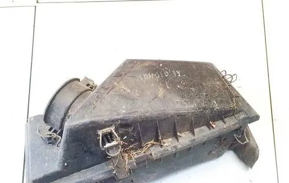 Ford Mondeo MK I Air filter box 93BB9600AH