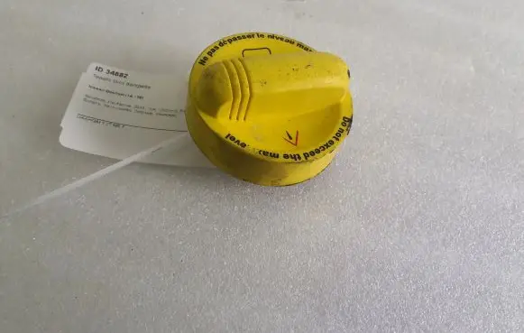 Nissan Qashqai Oil filler cap 