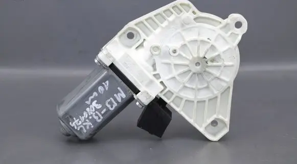 Mercedes-Benz B W245 Rear door window regulator motor A1698204542