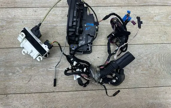 BMW 7 G11 G12 Front door soft close latching motor 2581896 A046465 5121