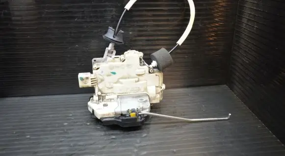 Audi A6 S6 C6 4F Front door lock 4F2837015