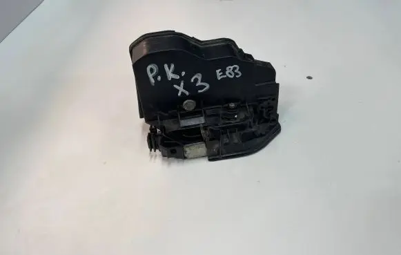 BMW X3 E83 Front door lock 7202143