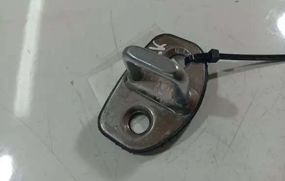 Skoda Roomster (5J) Front door lock loop/hook striker 6Y0837033C