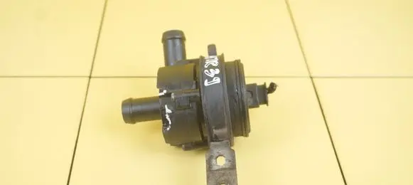 Mercedes-Benz A W176 Water pump A2465040140 651930
