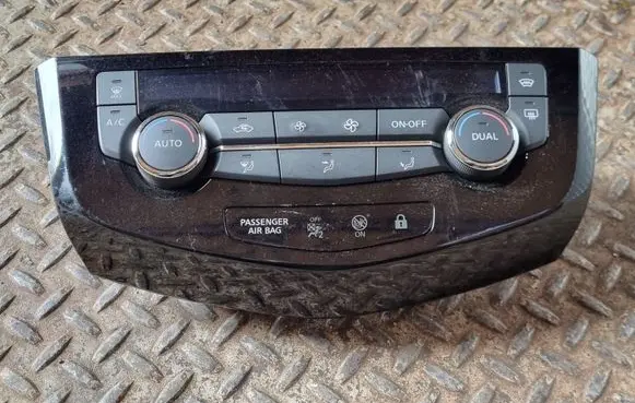 Nissan Qashqai Climate control unit 275004EA1A