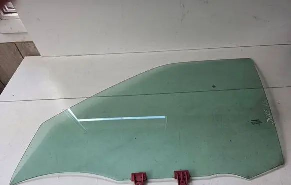 Nissan Juke II F16 Front door window glass four-door 43R000929