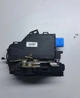Volkswagen Golf Plus Rear door lock 7L0839016