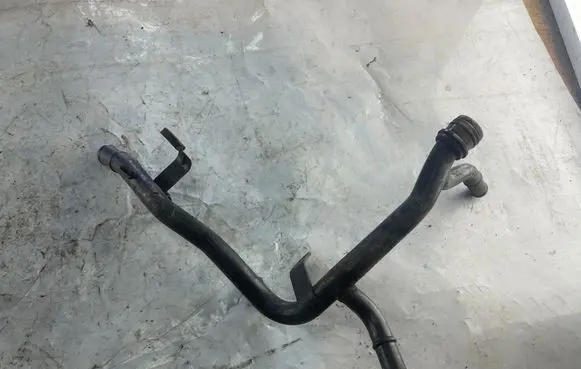 Volkswagen Polo IV 9N3 Engine coolant pipe/hose 045121065M 045121065
