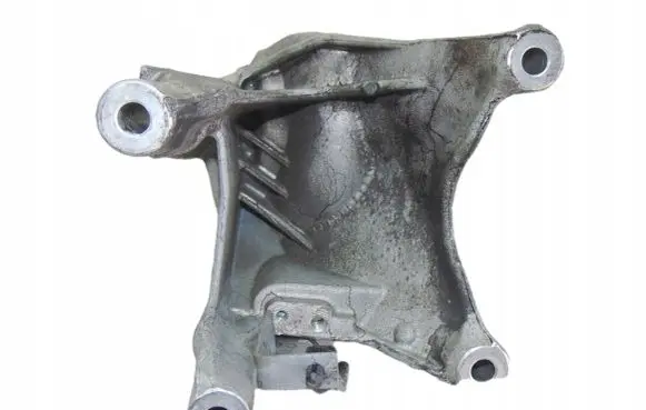 Volkswagen Touareg I Engine mounting bracket 070199308A