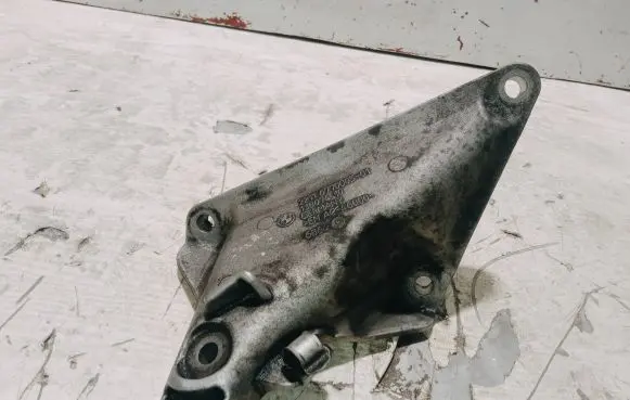 BMW 7 E65 E66 Engine mounting bracket 6770005 13807410 AC46000