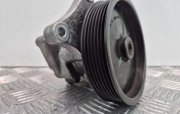 Mercedes-Benz E W212 Power steering pump A0064666501 11112