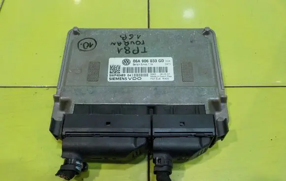 Volkswagen Touran I Engine control unit/module 06A906033GD
