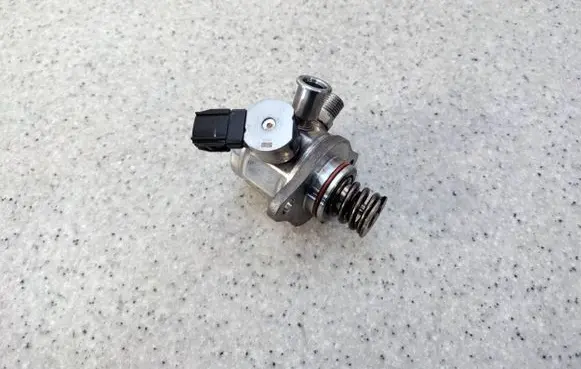 Volvo XC40 Fuel injection high pressure pump 31437895