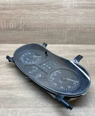 Renault Clio III Speedometer (instrument cluster) P8200059763